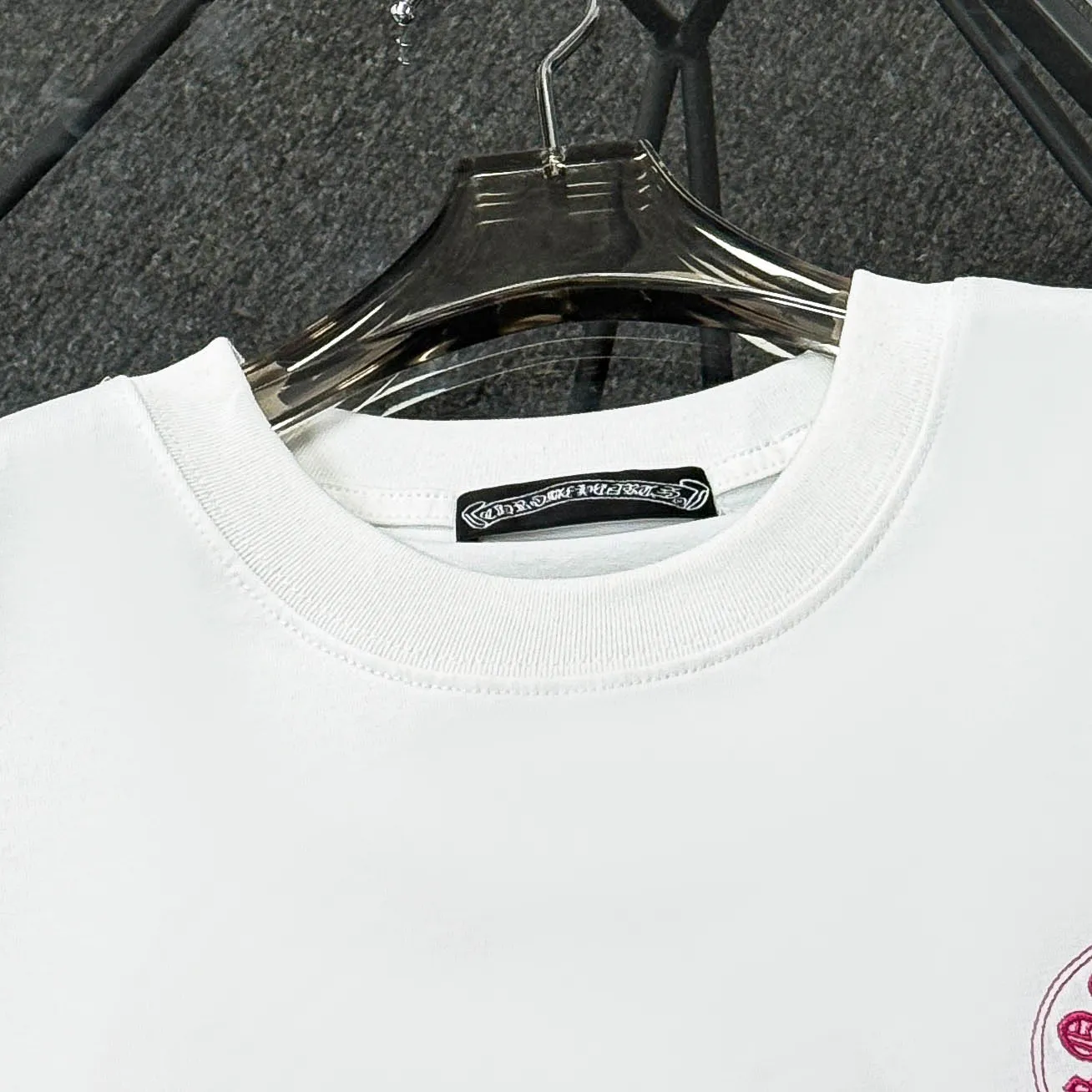 P180 Chrome Hearts 25 high-end versions. The fabric is made of 300 grams of high-density pure cotton. It does not deform or shrink. It has three labels. It is the same style for men and women. Technology: patch embroidery + original development hardware. Color: white, black. SIZE: S-XL.